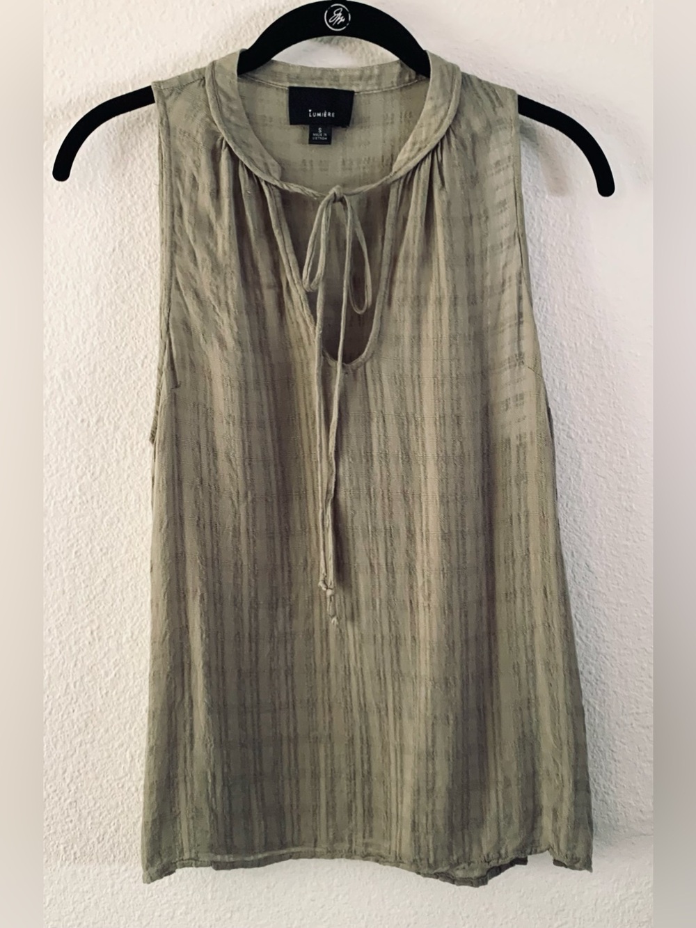 LUMIERE  Women’s Olive Green Tie-Neck Gauzy Sleeveless Top  Size Small